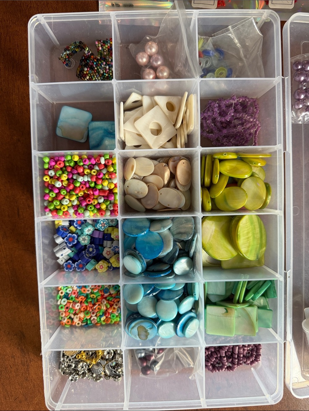 Large lot of beads with container - Picture 8 of 8